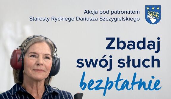 Kobieta w średnim wieku w słuchawkach trzyma słuchawkę medyczną. Plakat informujący o bezpłatnym badaniu słuchu w Rykach, bez skierowania. Szczegóły: data, godziny, miejsce oraz kontakt telefoniczny.