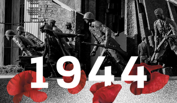 Czarno-białe zdjęcie przedstawia grupę powstańców w akcji. Duże cyfry "1944" oraz czerwone maki tworzą kontrast. Napis: "Powstanie Warszawskie, 1 sierpnia, 17:00. Twoja pamięć to ich pomnik."