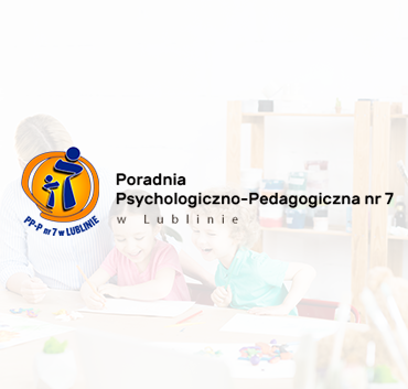 Zdjęcie przedstawia trójkę dzieci siedzących przy stole i rysujących, z rozmytym tłem. Na zdjęciu widnieje również logo z napisem "Poradnia Psychologiczno-Pedagogiczna nr 7 w Lublinie".