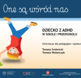 Okładka książki z rysunkiem uśmiechniętego dziecka stojącego na rękach, obok zielony kapelusz i piłka. Tytuł: "One są wśród nas: Dziecko z ADHD w szkole i przedszkolu".