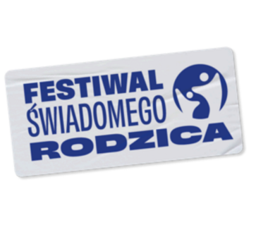 Biały prostokątny znaczek z napisem "FESTIWAL ŚWIADOMEGO RODZICA" i grafiką symbolizującą dorosłego i dziecko w kolorze niebieskim.