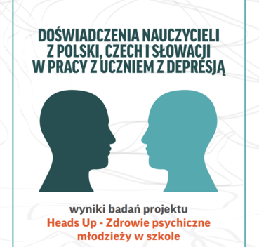 Opis alternatywny: Grafika przedstawia dwa profile ludzkie w kolorach czarnym i niebieskim, znajdujące się naprzeciwko siebie na tle linii i wzorów. Tekst informuje o wynikach badań projektu dotyczącego zdrowia psychicznego młodzieży w Polsce, Czechach i na Słowacji.