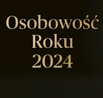 Statuetka na czarnym tle z napisem "Osobowość Roku 2024". Trofeum ma abstrakcyjny kształt z metalicznymi detalami i stoi na prostokątnej podstawie.