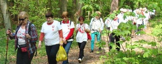 Studenci Puławskiego Uniwersytetu Trzeciego Wieku na szlaku V Marszu Nordic Walking Studentów UTW 2017