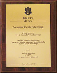 Jubileusz 20-lecia Samorządu Powiatu Puławskiego - grawerton od Dyrektora LODR w Końskowoli