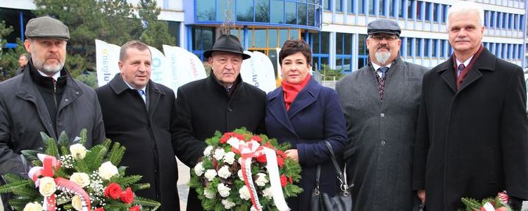 Władze samorządowe powiatu puławskiego podczas uroczystości.