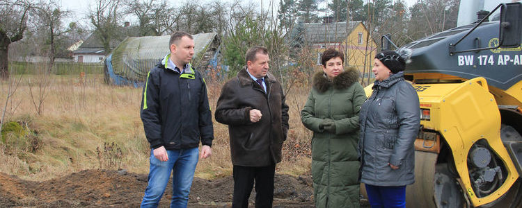 Starosta Danuta Smaga, członek zarządu Jan Ziomka oraz kierownictwo PZD podczas przeglądu inwestycji drogowych.