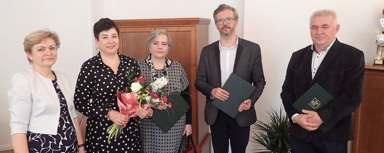 Od lewej: Małgorzata Noskowska - kierownik wydziału edukacji w starostwie powiatowym, starosta Danuta Smaga, Alina Gomółka, Grzegorz Jabłoński, Wiesław Smyrgała.
