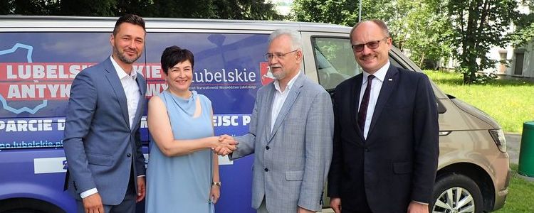 Od lewej: Krzysztof Gumieniak - dyrektor PUP w Puławach, starosta Danuta Smaga, Andrzej Pruszkowski - dyrektor WUP w Lublinie, prof. Krzysztof Szulowski - Poseł na Sejm RP