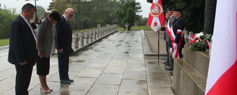 Delegacja powiatu składa hołd poległym i pomordowanym w II wojnie śwatowej