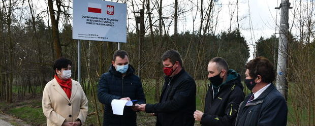 Przedstawiciele  Powiatu - starosta  Danuta Smaga, członek zarządu powiatu Jan Ziomka, wójt Gminy Janowiec Jan Gędek, radny Zbigniew Ambryszewski, dyrektor Powiatowego Zarządu Dróg Łukasz Ciupa, przedstawiciele wykonawcy oraz inspektor nadzoru inwestorskiego