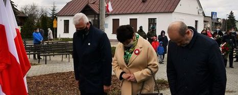 Wiązankę składają przedstawiciele rady i zarządu powiatu puławskiego