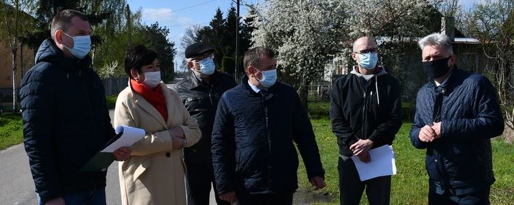 Starosta Puławski Danuta Smaga, Członek Zarządu Jan Ziomka, Dyrektor PZD Łukasz Ciupa, Wójt Gminy Markuszów oraz Radni Powiatu Puławskiego na wizji lokalnej ulicy Cmentarnej w Markuszowie