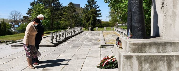 76. rocznica zakończenia II wojny światowej. Pokłon przedstawicieli powiatu pod pomnikiem.