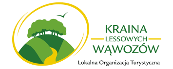 W żółtym okręgu w oddali pagórek w różnych odcieniach zieleni i żółci, na nim drzewa z zielonymi koronami drzew i lecący ptak. po stronie prawej napis Kraina Lessowych Wąwozów pod nim  Lokalna Organizacja Turystyczna