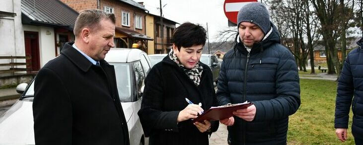 Starosta Puławski Danuta Smaga oddaje plac budowy pod remont drogi powiatowej 2235