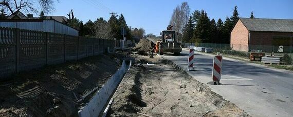 Trwają prace przy odwodnieniu drogi powiatowej w Bronowicach