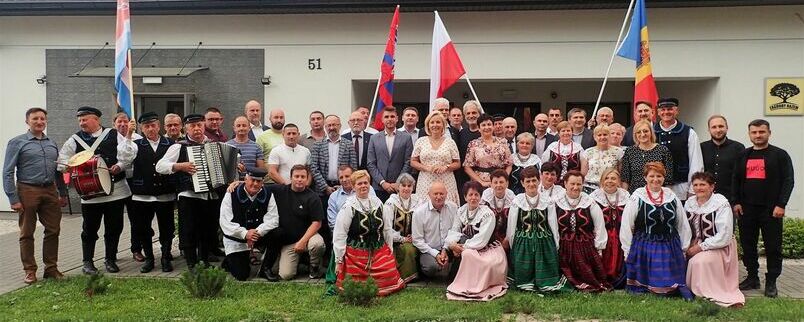 Starosta i przewodniczący rady z Mołdawianami w Zagrodach