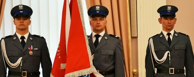 103. rocznica powstania Policji Państwowej. Uroczystości w Puławach - poczet sztandarowy policji