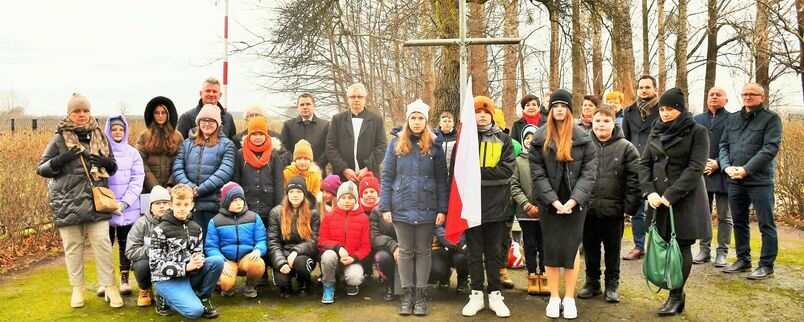 Uczestnicy uroczystości patriotycznej pod pomnikiem w Leokadiowie