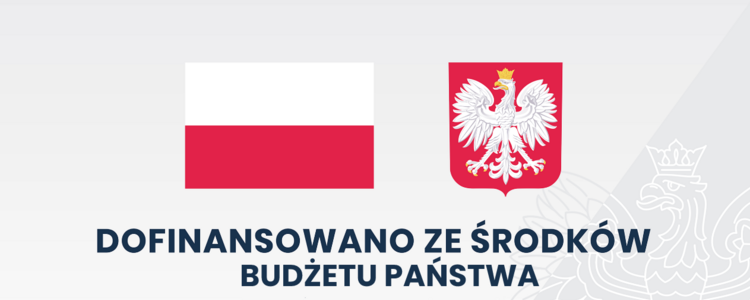 Opis alternatywny: Grafika z flagą Polski po lewej stronie i polskim herbem po prawej. Poniżej napis: "Dofinansowano ze środków budżetu państwa". Tło białe i szare.