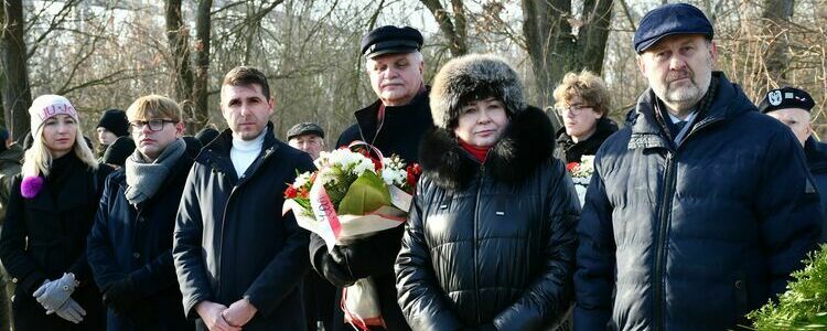 Uczestnicy uroczystości 80. rocznicy egzekucji na wale wiślanym w Puławach