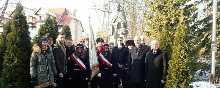 Uczestnicy uroczystości pod pomnikiem św. Brata Alberta w Puławach