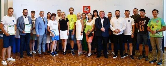 Puławscy laureaci Rywalizacji o Puchar Rowerowej Stolicy Polski nagrodzeni przez starostę
