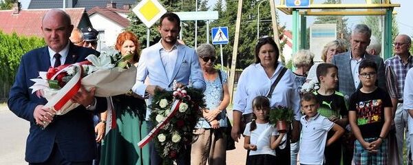 Złożenie kwiatów na uroczystości patriotycznej