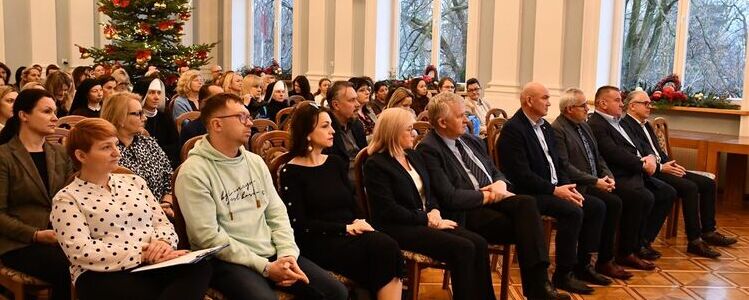 Konferencja „Mocni w pomocy – specjaliści od przemocy” pod patronatem honorowym starosty puławskiego Teresy Gutowskiej