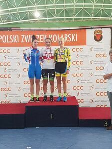 Kolarka Wiktoria Polak na najwyższym miejscu na podium