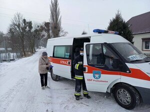 Strażacy dowożą seniorów na szczepienia przeciwko COVID-19