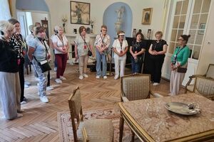 Seniorzy na edukacyjnej wycieczce śladami wybitnych Polek