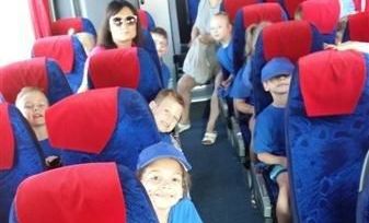 Wycieczka 6 –latków z Publicznego Przedszkola Nr 4 w Strzegomiu do Osady Danieli w Jaroszówce