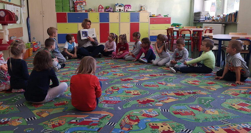 Głośne czytanie na dywanie dla oddziałów przedszkolnych