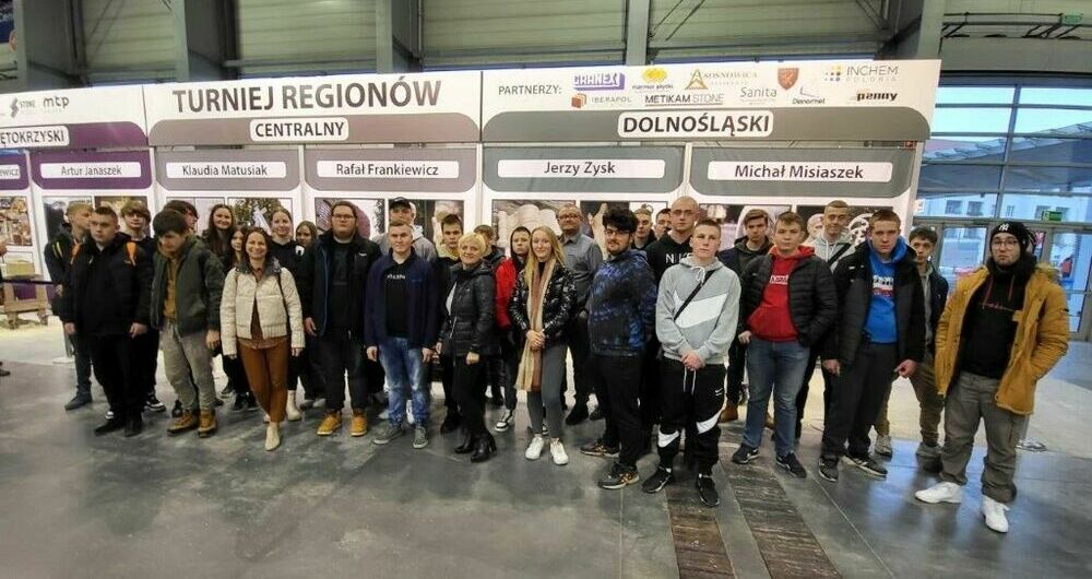Uczniowie z Zespołu Szkół w Strzegomiu z wizytą na "Międzynarodowych Targach Branży Kamieniarskiej STONE 2022" w Poznaniu