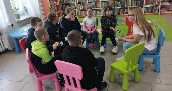 Uczniowie z Rogoźnicy z wizytą w strzegomskiej bibliotece