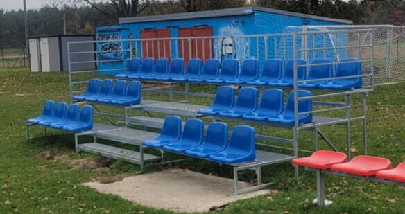 Huragan Olszany zakupił dwie nowoczesne wiaty stadionowe oraz jedną trybunę sportową 