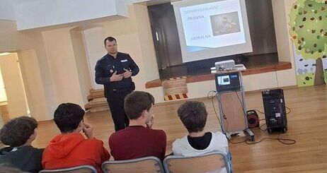 Niecodzienna wizyta funkcjonariuszy policji w jaroszowskiej szkole