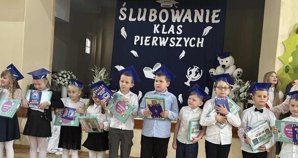 Pierwszaki z Jaroszowa już po uroczystym Pasowaniu 