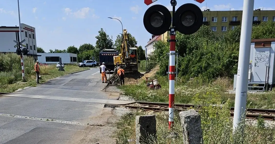 PKP PLK utwardza pobocze przy przejeździe kolejowym w Strzegomiu