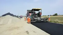 Najpierw podbudowa, teraz asfalt. Droga w Jaroszowie zmienia się z dnia na dzień!