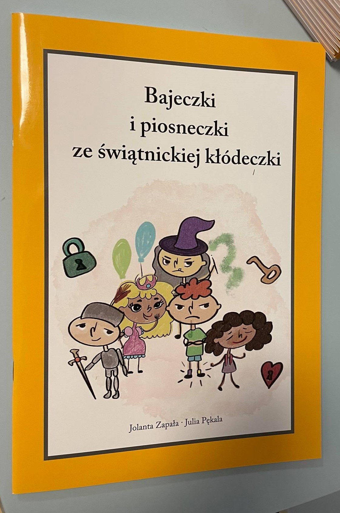 Publikacja „Bajeczki ze świątnickiej kłódeczki” oraz impreza plenerowa „Gulasz Świątnicki” jako popularyzacja gminnych tradycji i promocja dziedzictwa obszaru Blisko Krakowa z wykorzystaniem marki „Skarby Blisko Krakowa” ﻿