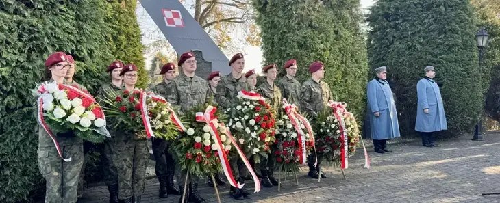 Zdjęcie żołnierzy z wieńcami na obchodach Święta Niepodległości