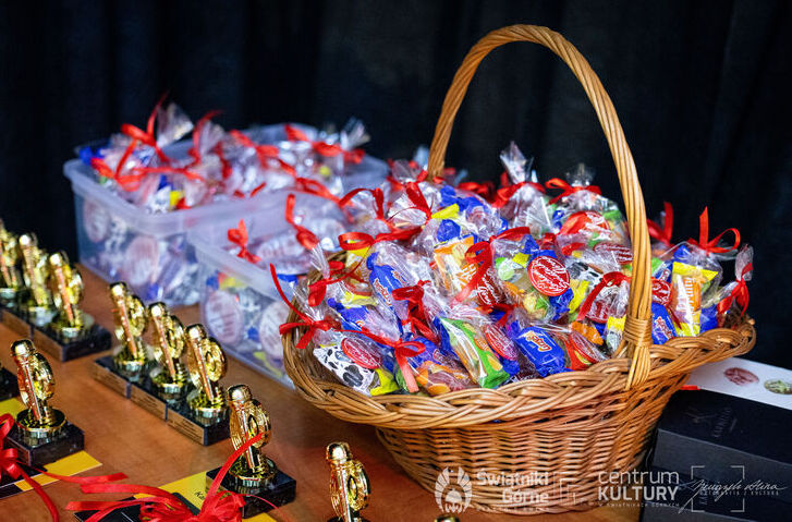 Zdjęcie z wydarzenia ,,Przegląd Piosenki Patriotycznej 26.10.2025 r.,, Kosz z upominkami i statuetki dla uczestników