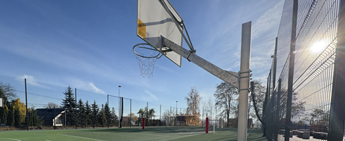 Zdjęcie boiska sportowego przy Szkole Podstawowej im. Adama Mickiewicza w Świątnikach Górnych