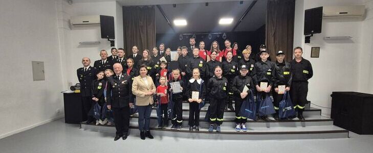 Grupowe zdjęcie z Ogólnopolski Turniej Wiedzy Pożarniczej „Młodzież zapobiega pożarom”
