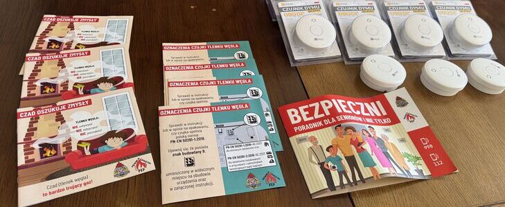 Zdjęcie czujników dymu i tlenku węgla z wykładu strażaka