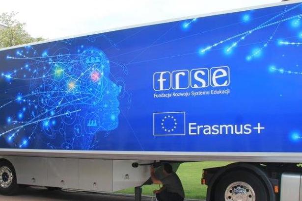 Zdjęcie samochodu z napisem FRSE Erasmus+