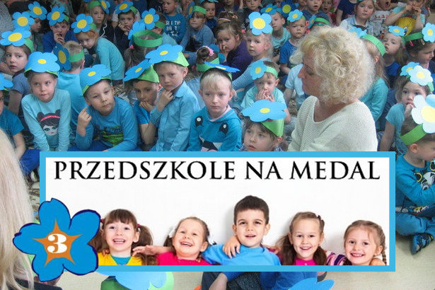 Zdjęcie dzieci ubranych na niebiesko z napisem Przedszkole na Medal